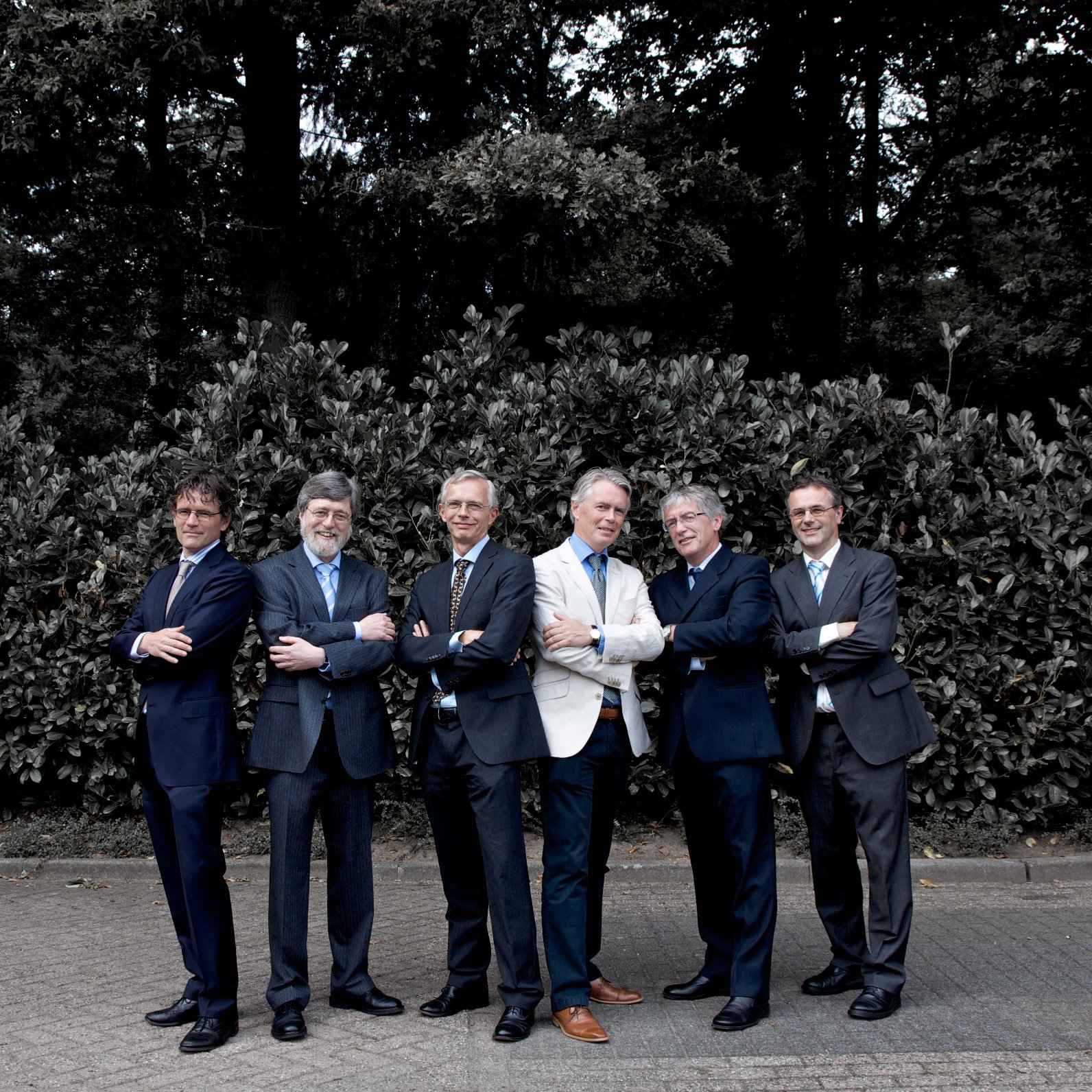 mannenfoto in pak op locatie