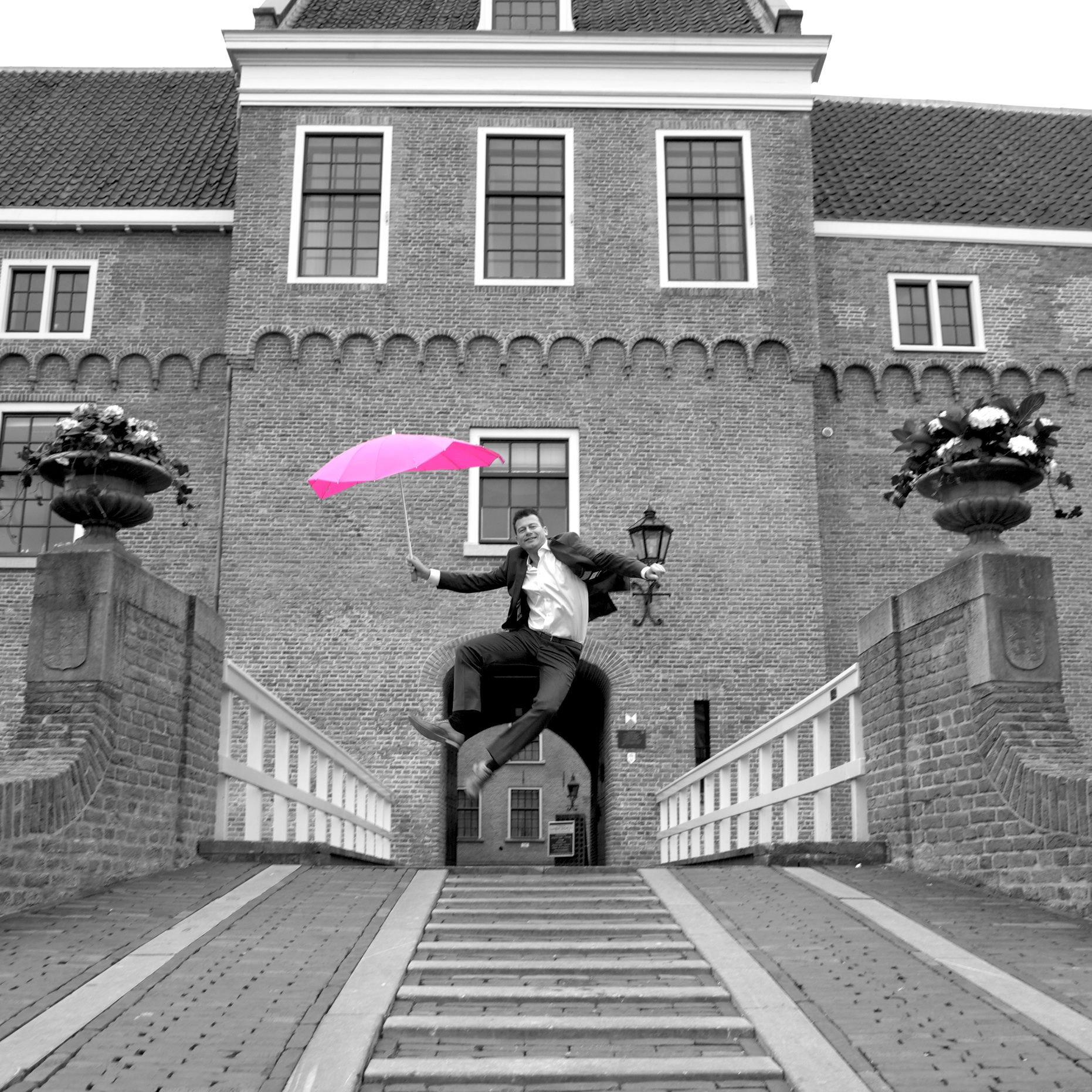 Intieme bruidsreportage Hans & Moon in Kasteel Woerden met roze hartjes paraplu.