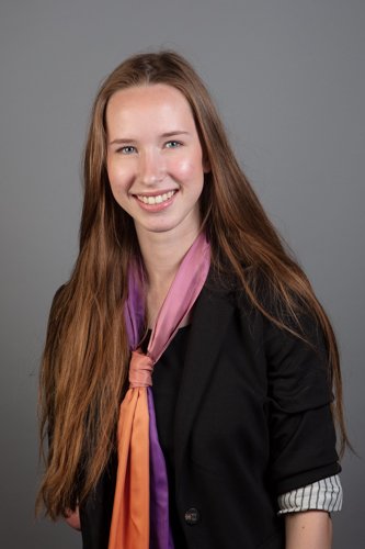 Zakelijke portretfoto geschikt voor op LinkedIn, CV of eigen website. Gemaakt tijdens een startersdag van de Kamer van Koophandel.