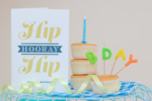 Cup cakes met Verjaardagskaart en kaarsje