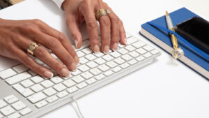 handen op toetsenbord, foto geschikt voor als achtergrond op een website