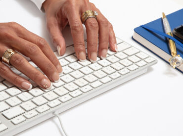handen op toetsenbord, foto geschikt voor als achtergrond op een website