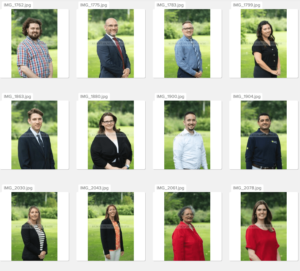 Personeelsfoto's in de tuin van de school van al het personeel. Goed begin van het nieuwe schooljaar