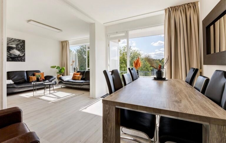 één van de stylingtips voor de verkoop van jouw huis op funda. Woonkamer met styling door pauline smale van Klikklak.nu.