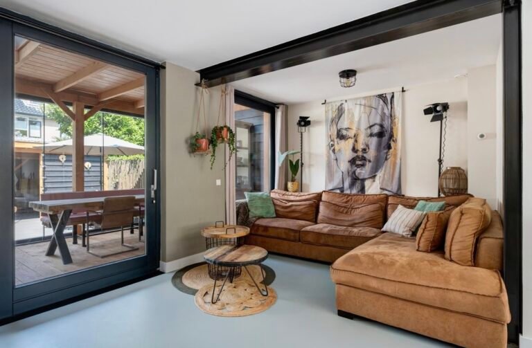 één van de stylingtips voor de verkoop van jouw huis op funda. Woonkamer met styling door pauline smale van Klikklak.nu.