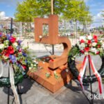 4 en 5 mei monument op het Berlijnplein met kransen en bloemenzee