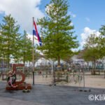 4en5mei monument Leidsche Rijn utrecht berlijnplein met nederlandse vlag en bloemen