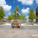 Het 4en5 mei monument met gehezen vlag op het Berlijnplein in Leidsche Rijn Utrecht