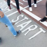 Coachingspraktijk die klaar voor de start staat bij de startlijn en finishlijn Daphneschippersbrug