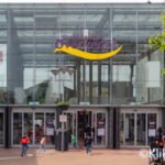 shoppingcenter winkelcentrum overvecht utrecht hoofdingang met logo en mensen