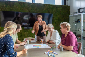 team rondom een tafel op kantoor