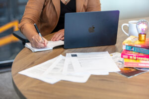 papieren en contracten op tafel van een coach op kantoor