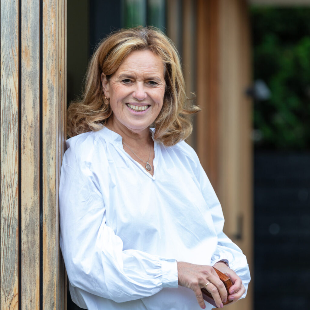 Coach madelon portretfoto witte blouse